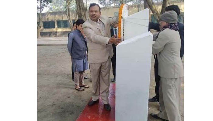 উলিপুরে জুতা পায়ে শহীদ মিনারে অধ্যক্ষ, গণধোলাই