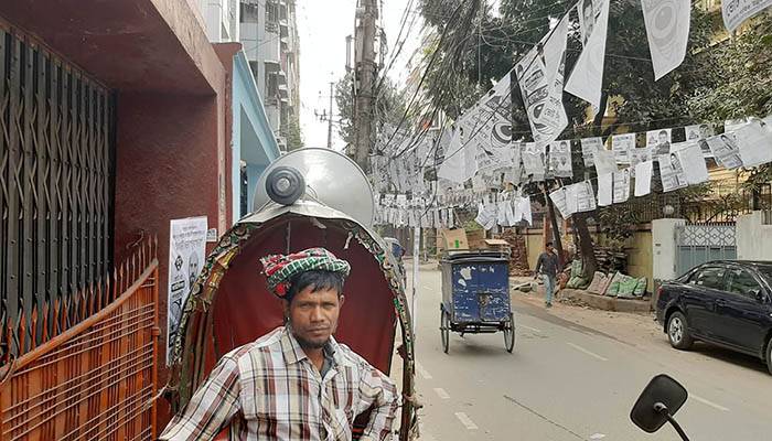 মাইকের শব্দে পরীক্ষার্থীদের পড়াশোনায় ব্যাঘাত