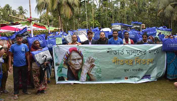 সাতক্ষীরায় ২০০ পরিবার পেল শীতবস্ত্র