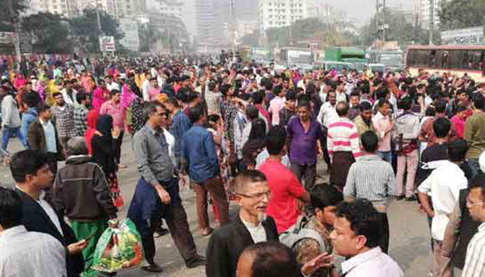 বিজিএমইএ'র আশ্বাসে রাস্তা ছাড়লেন পোশাক শ্রমিকরা