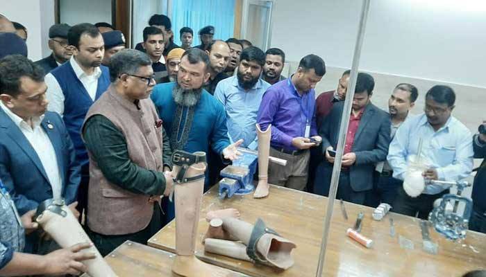 কৃত্রিম হাত-পা সংযোজন কেন্দ্র চালু করল আকিজ গ্রুপ