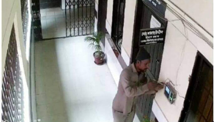 ডিউটি ফাঁকি দিতে পানি ঢুকিয়ে হাজিরা মেশিন নষ্ট করলেন পরিচ্ছন্নতা কর্মী