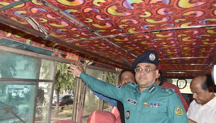 চট্টগ্রামে বাসের ভেতর নম্বরযুক্ত স্টিকার লাগাচ্ছে পুলিশ
