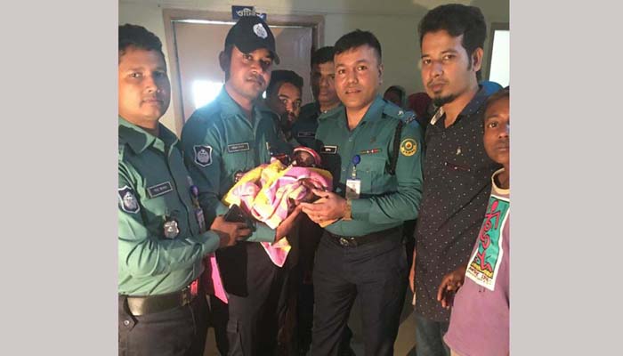 চট্টগ্রামে ময়লার ভাগাড় থেকে মেয়ে নবজাতক উদ্ধার
