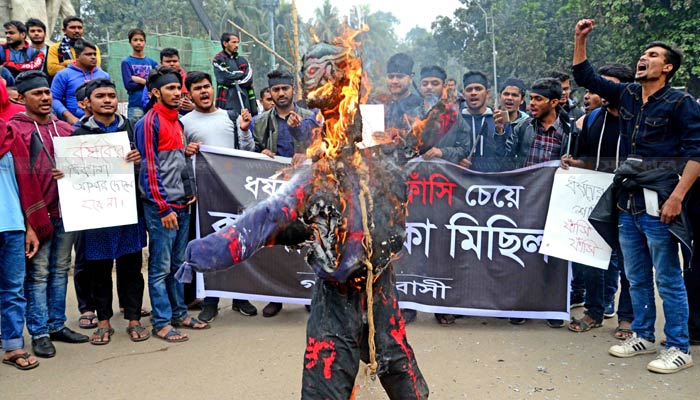 ধর্ষকের ফাঁসির দাবি ঢাবি শিক্ষার্থীদের