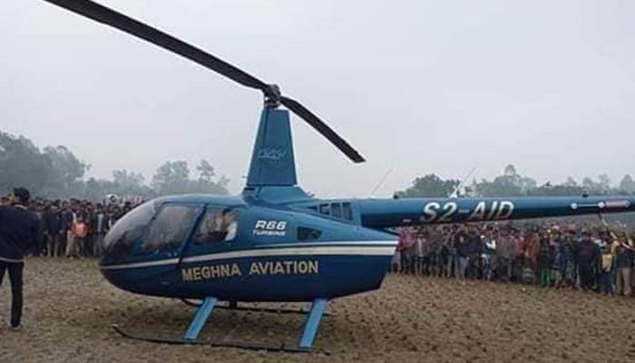 ধানক্ষেতে নেমে পড়ল হেলিকপ্টার