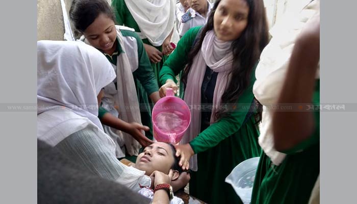 বই উৎসবে শিক্ষা কর্মকর্তার অপেক্ষায় ৪ ঘণ্টা দাঁড়িয়ে শিক্ষার্থীরা