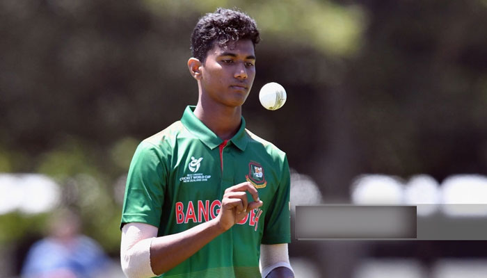 ড্রেসিংরুমের স্বাদ দিতেই দলে হাসান!