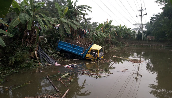 ট্রাকের ধাক্কায় পিকআপ খাদে, পানিতে ডুবে মৃত্যু চালকের