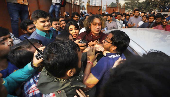 শাহবাগে ঢাবি শিক্ষার্থীর বুকে পিস্তল, গণপিটিুনি খেল যুবক