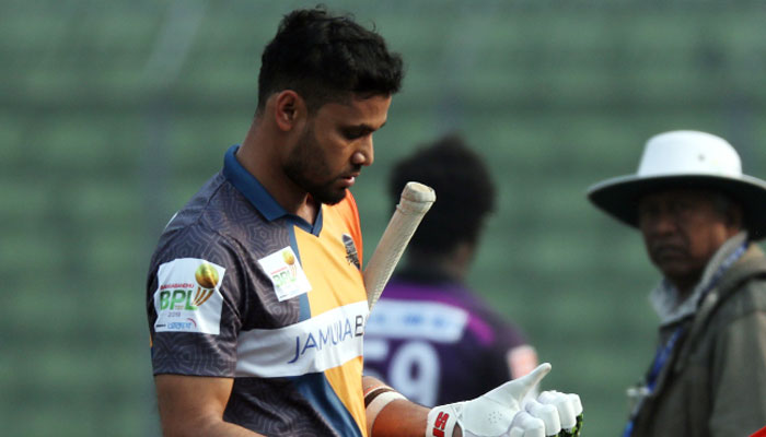 ইনজুরি নিয়ে খেলায় বিতর্কে মাশরাফি