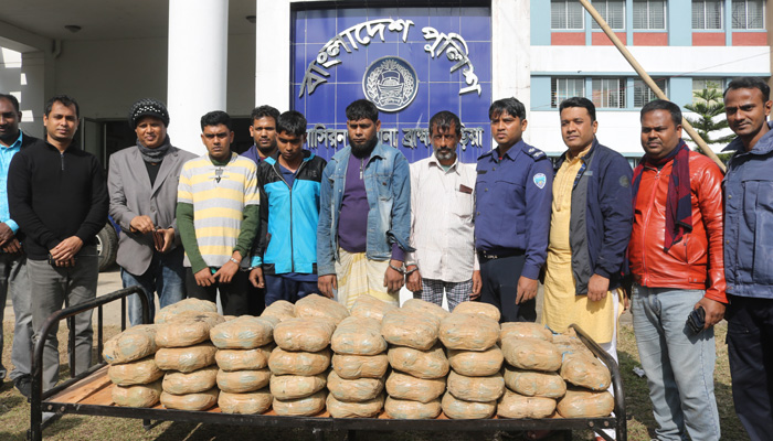 নৌকাভর্তি গাঁজাসহ ৪ মাদক ব্যবসায়ী আটক