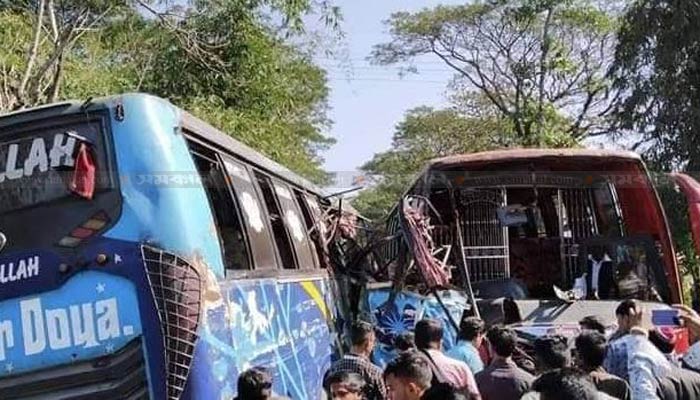 পটিয়ায় ২ বাসের সংঘর্ষে প্রাণ গেল ৩ জনের