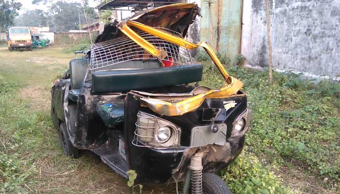 রাজবাড়ীতে বাস-মাহেন্দ্র মুখোমুখি সংঘর্ষে নিহত ৫