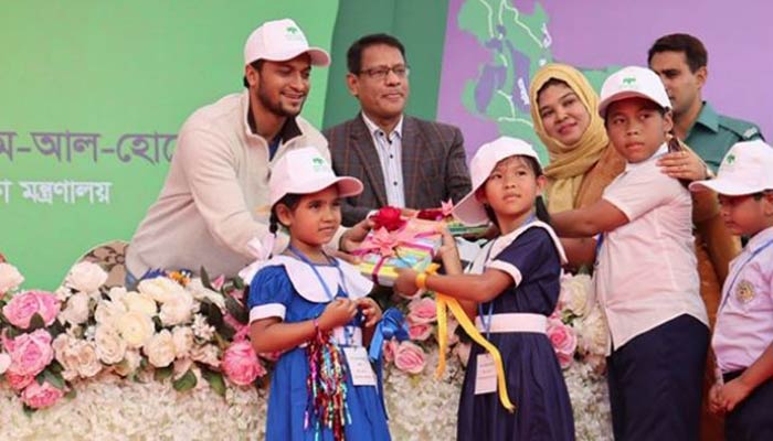 সারাদেশে বই বিতরণ উৎসব