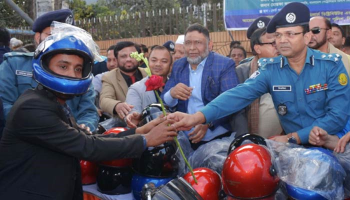 সিলেটে ট্রাফিক পুলিশের ফ্রি হেলমেট বিতরণ