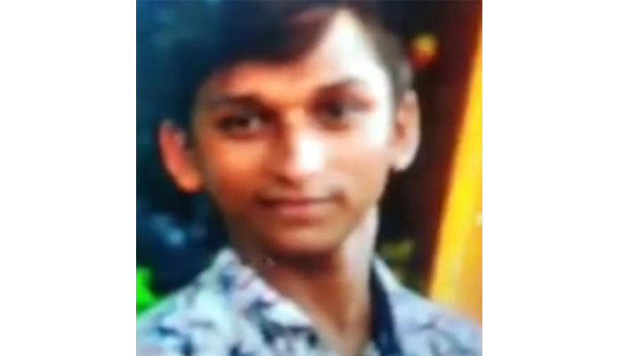 সকালে দোকান খুলে মিলল স্কুলছাত্রের রক্তাক্ত লাশ