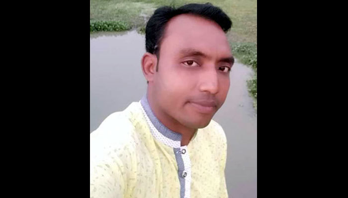 বাড়ির সামনে ইউপি সদস্যকে কুপিয়ে হত্যা