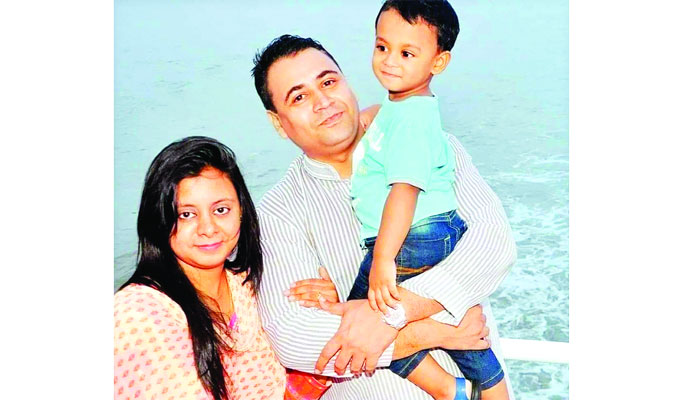 কখনও খেলছে কখনও কাঁদছে অবুঝ শিশুটি