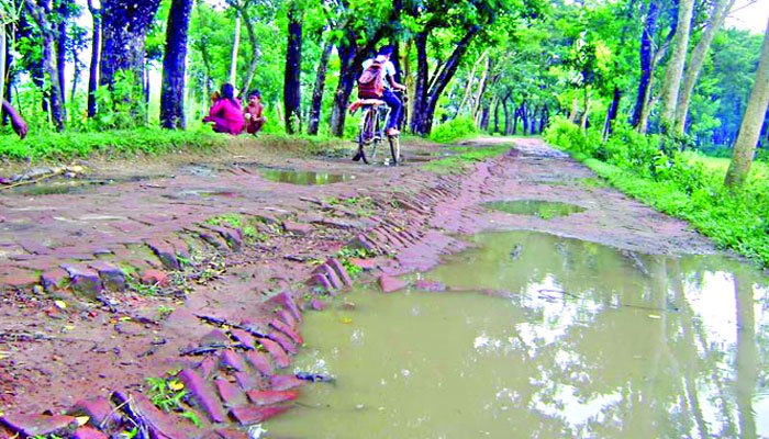 নদীর এপার-ওপারেই দুস্তর ব্যবধান