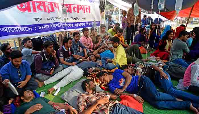 ঢাবি শিক্ষার্থীদের অনশনে অসুস্থ ৯, উপাচার্যের সংহতি