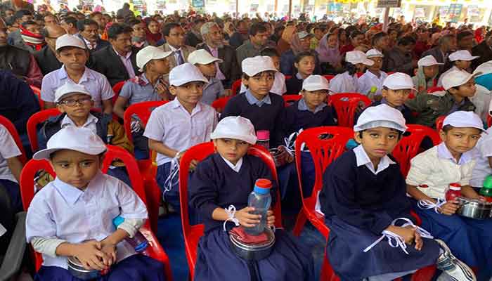 বিদ্যালয়ে রান্না করা খাবার পেয়ে ভীষণ খুশি ওরা