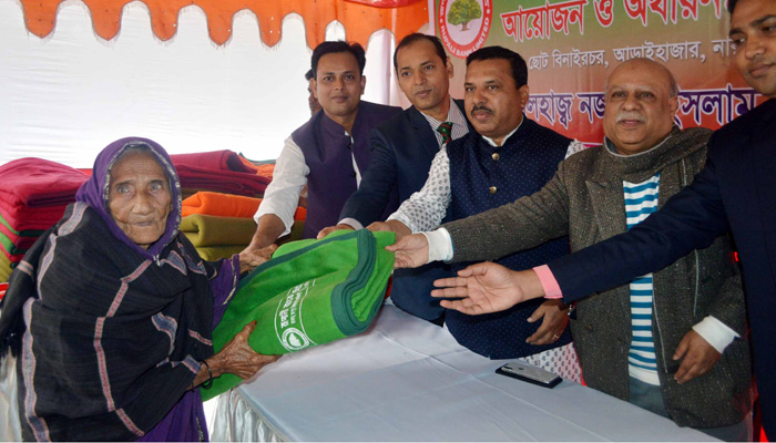 আড়াইহাজারে শীতার্তদের মাঝে কম্বল বিতরণ