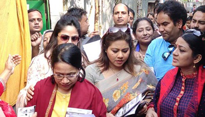 কড়াইল বস্তিতে তারকাদের নিয়ে ভোট চাইলেন আতিকুলের স্ত্রী