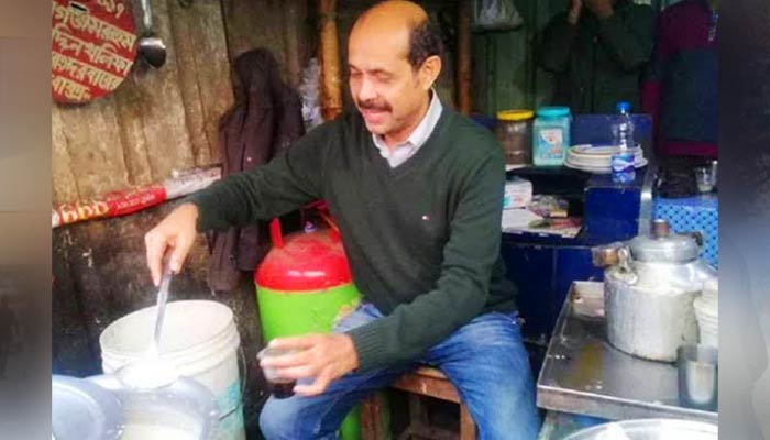 চা বানিয়ে খাওয়ালেন আতিকুল