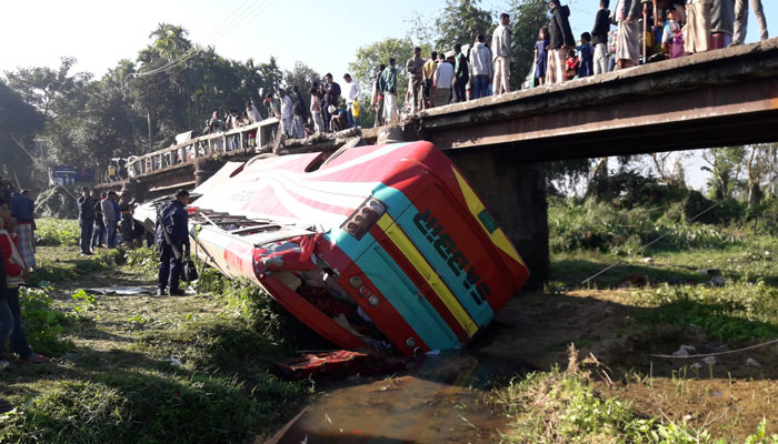 রামুতে পিকনিকের বাস খাদে