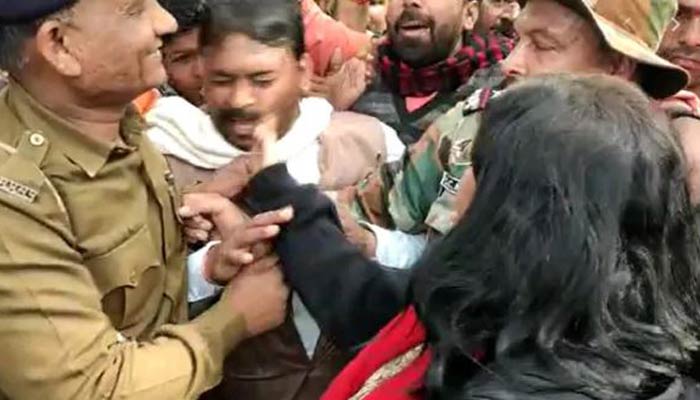 প্রশাসনিক কর্মকর্তার হাতে চড় খেলেন বিজেপি নেতা