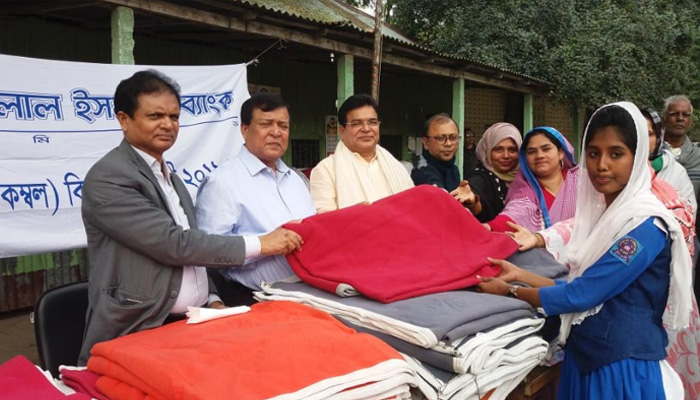 ফরিদপুরে শিক্ষার্থীদের মাঝে শাহ্জালাল ইসলামী ব্যাংকের কম্বল বিতরণ