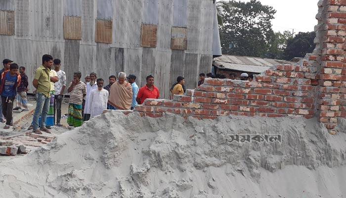কেরানীগঞ্জে নির্মাণাধীন ভবনের দেয়াল ধসে শিশুসহ নিহত ২