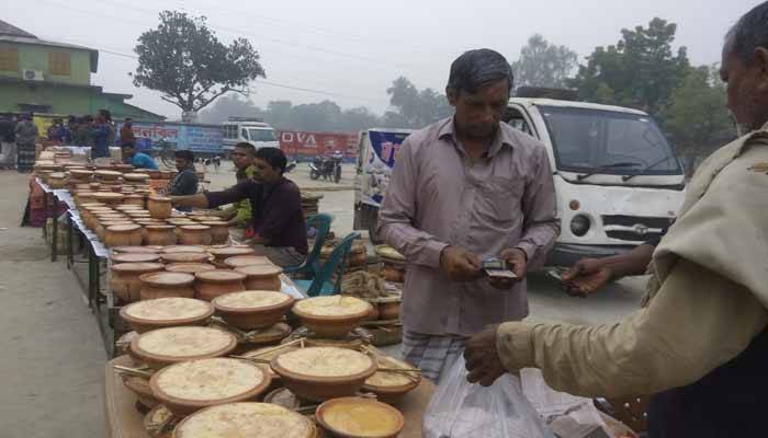তাড়াশে ঐতিহ্যবাহী দইমেলা অনুষ্ঠিত হচ্ছে