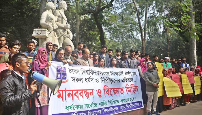 ধর্ষকের ফাঁসি চেয়ে বিক্ষোভ অব্যাহত