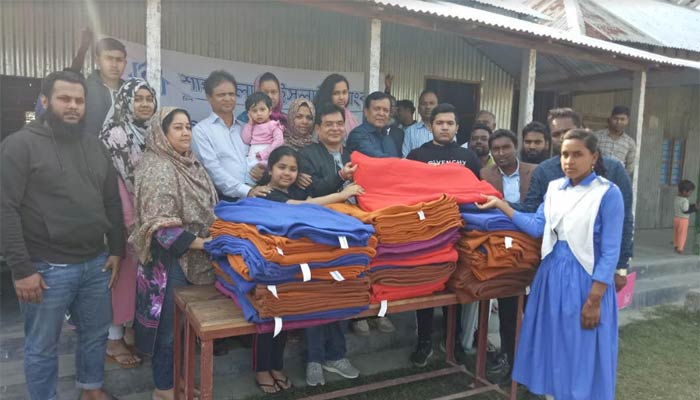 ফরিদপুরে শিক্ষার্থীদের মাঝে শাহজালাল ইসলামী ব্যাংকের কম্বল বিতরণ