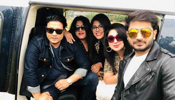 মাদকের বিরুদ্ধে ভালুকায় উড়ে গেলেন একঝাঁক তারকা