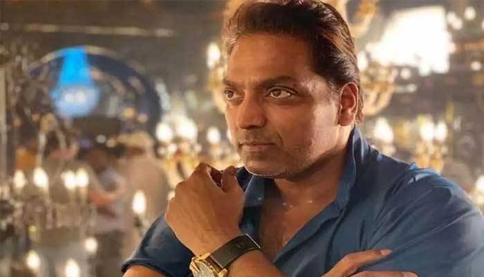 নারী সহকর্মীকে জোর করে অশ্লীল ভিডিও দেখাতেন!