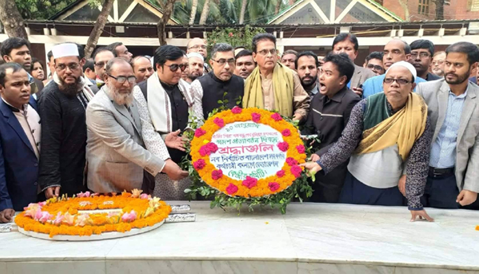 বঙ্গবন্ধুর সমাধিতে সরকারি কর্মচারী কল্যাণ ফেডারেশন নেতাদের শ্রদ্ধা