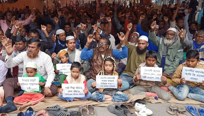 অনশনে অসুস্থ পাটকলের ২৮ শ্রমিক