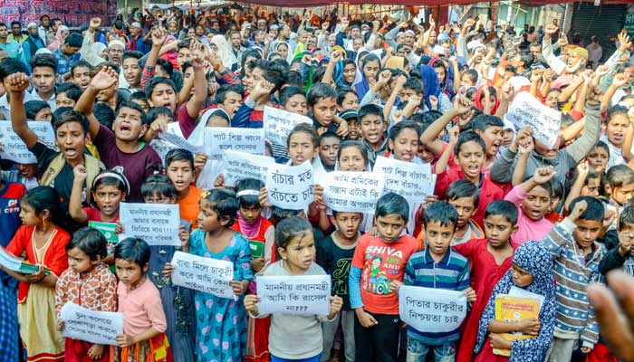 খুলনার পাটকল শ্রমিকদের পাশে প্ল্যাকার্ড হাতে সন্তানরা