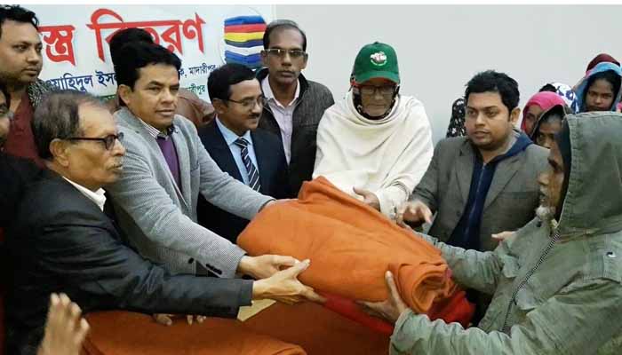মাদারীপুরে সাংবাদিক কল্যাণ সমিতির শীতবস্ত্র বিতরণ