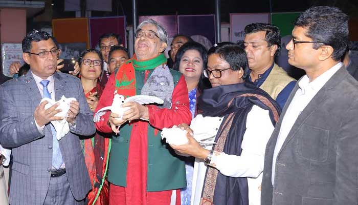 ডাক অধিদপ্তরে মুজিববর্ষের ক্ষণগণনার উদ্বোধন করলেন মোস্তাফা জব্বার