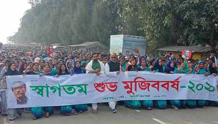 চট্টগ্রামে সবুজ শাড়ি পরে ৫ হাজার নারীর র‌্যালি