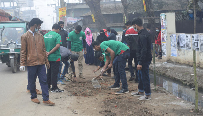 সড়কের ময়লা পরিষ্কার করল শিক্ষার্থীরা