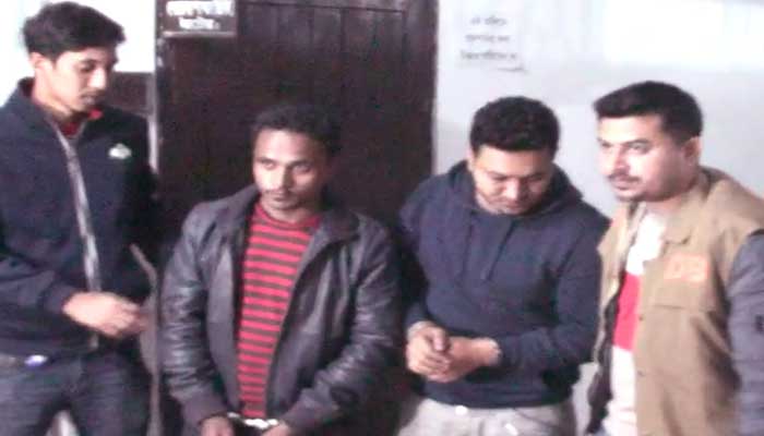 নাটোরে ২ যুবকের জুতায় মিলল ৮০ হাজার ডলার