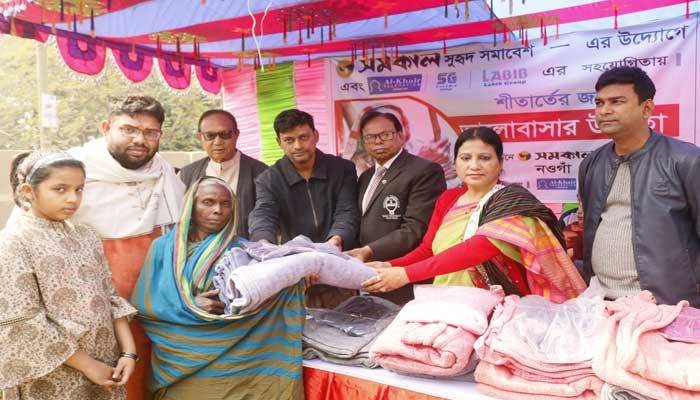 নওগাঁ ও দিনাজপুরে গরম কাপড় পেল শীতার্তরা