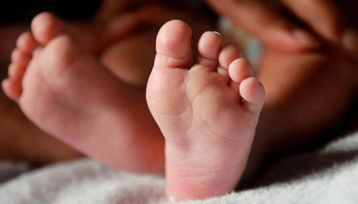 ভিক্ষুকের কোলে নবজাতক রেখে মা উধাও
