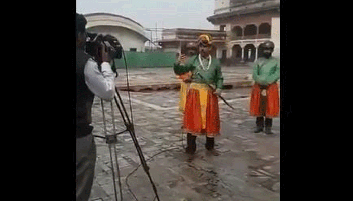 কোমরে তলোয়ার, রাজকীয় বেশে রিপোর্টিং সাংবাদিকের