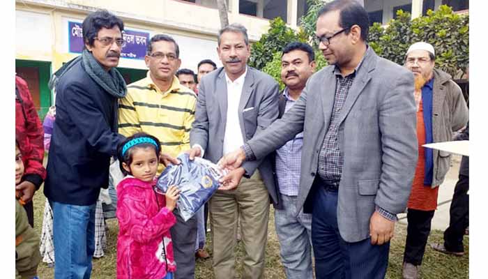 ঘোড়াশালে ২ হাজার ৬শ' শিক্ষার্থী পেল শীতবস্ত্র